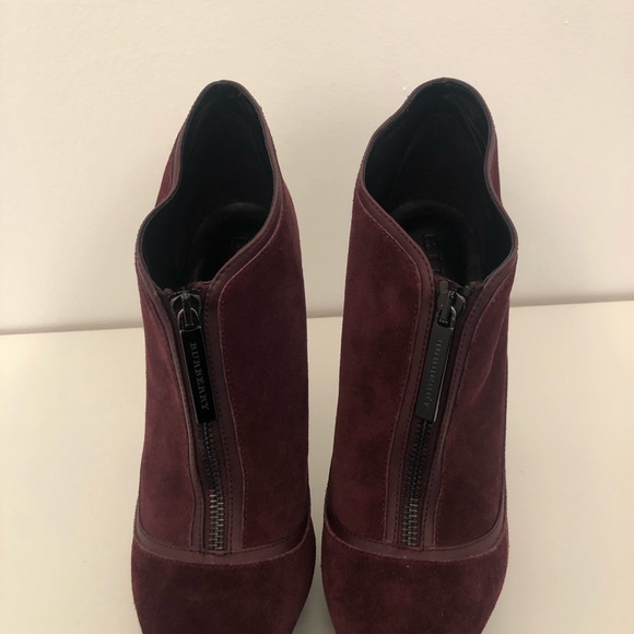 Hot burgundy Burberry heels - Picture 2 of 4
